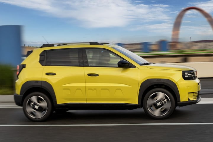 Fiat Grande Panda (2025) rijdend op Lingotto dak Turijn