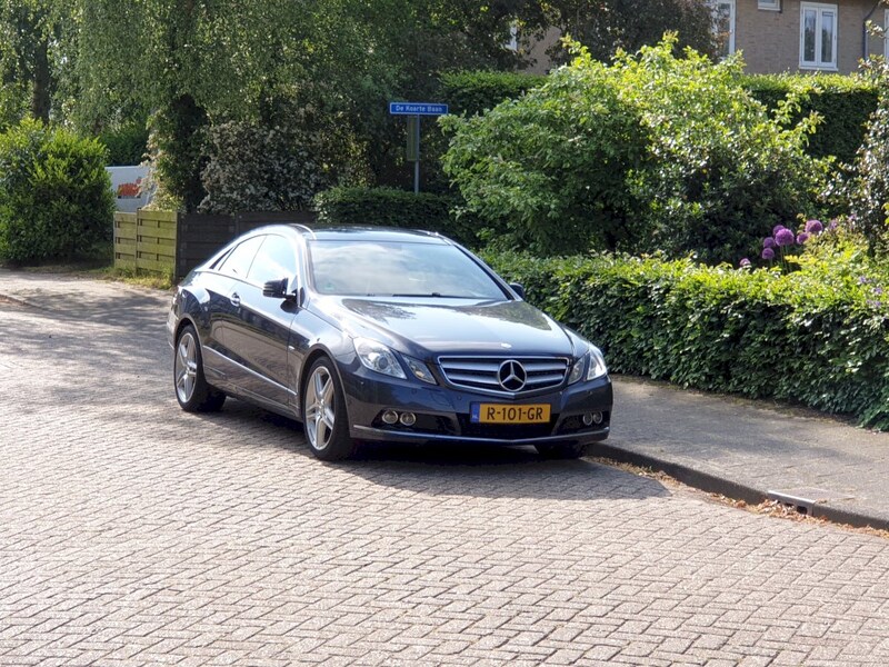 Mercedes-Benz E 250 CGI BlueEFFICIENCY Coupé (2010)