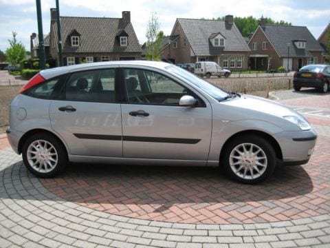Ford Focus 1.8 16V Trend (2002)