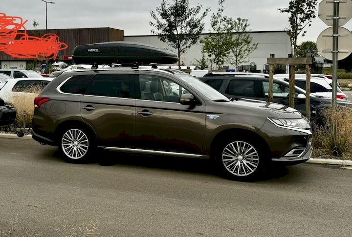 Mitsubishi Outlander PHEV Intense+ (2021)