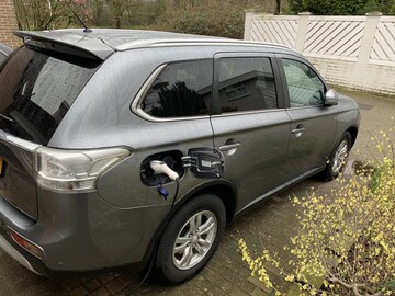 Mitsubishi Outlander PHEV Business Edition (2014)