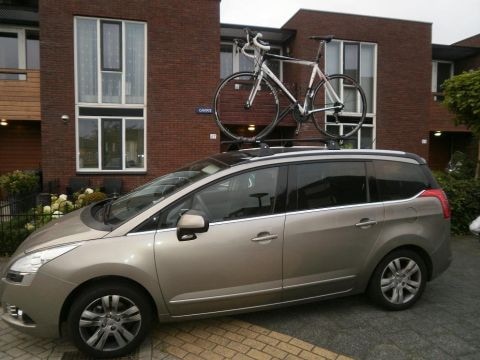 Peugeot 5008 GT 1.6 THP (2011)