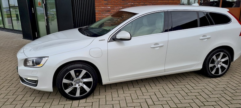 Volvo V60 D6 AWD Plugin-Hybrid Summum (2014)