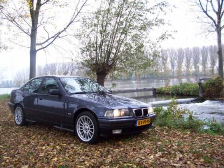 BMW 318i Executive (1997)