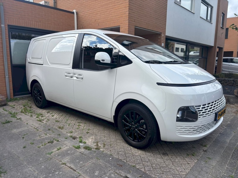 Hyundai Staria (2024)