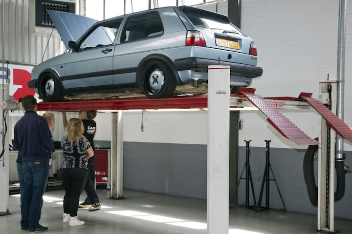 Volkswagen Golf II op werkplaatsbrug