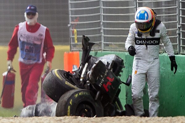 Fernando Alonso crash GP Australië 2016 (ANP)