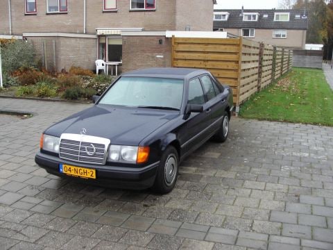 Mercedes-Benz 230 E (1985)