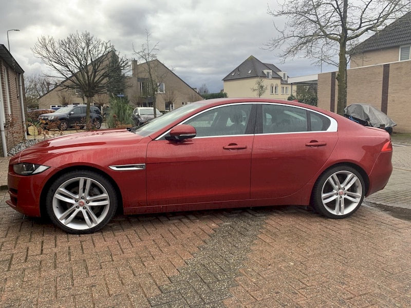 Jaguar XE 20t Prestige (2016)