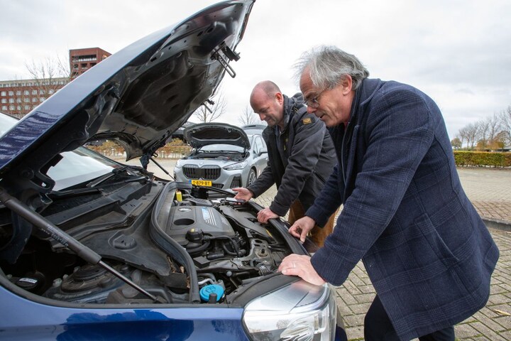 BMW 225xe Active Tourer next to BMW 225e xDrive Active Tourer