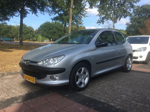 Peugeot 206 GTI 2.0-16V (2000)