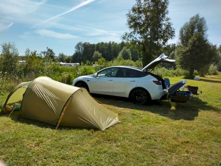 Tesla Model Y (2023)