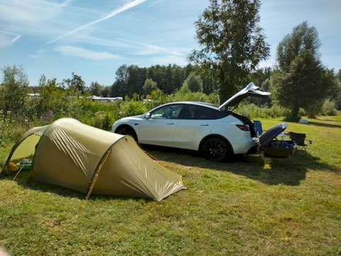 Tesla Model Y (2023)