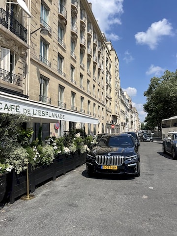 BMW 745e (2019)