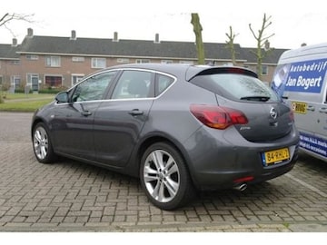 Opel Astra J Sport 1.4 Turbo (2011)