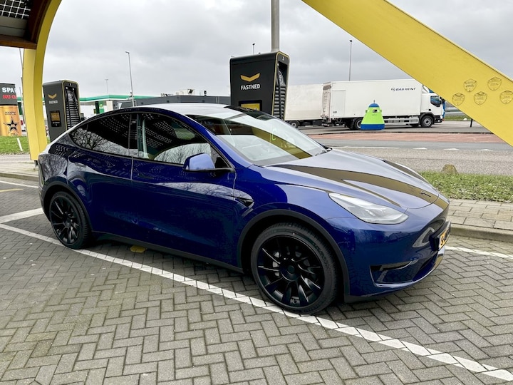 Tesla Model Y (2023)