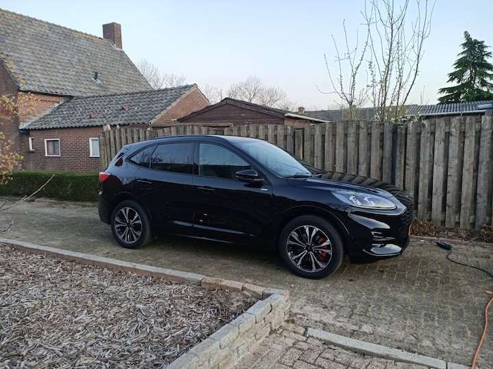 Ford Kuga 2.5 PHEV ST-Line X (2021)