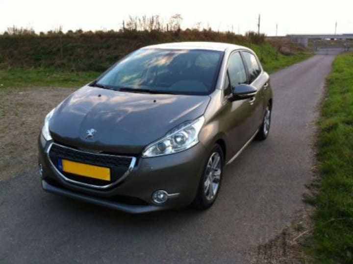 Peugeot 208 Allure 1.4 VTi (2012)