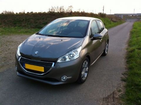 Peugeot 208 Allure 1.4 VTi (2012)