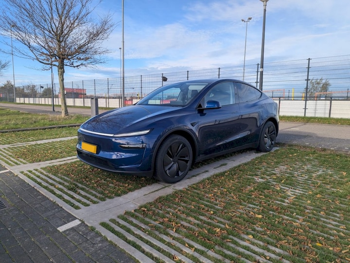 Tesla Model Y (2025)