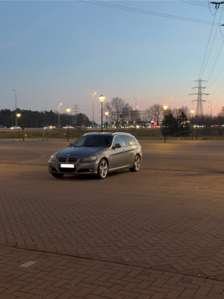 BMW 330d Touring Luxury Line (2012)