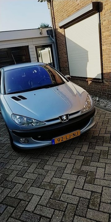Peugeot 206 Gentry 1.6-16V (2003)