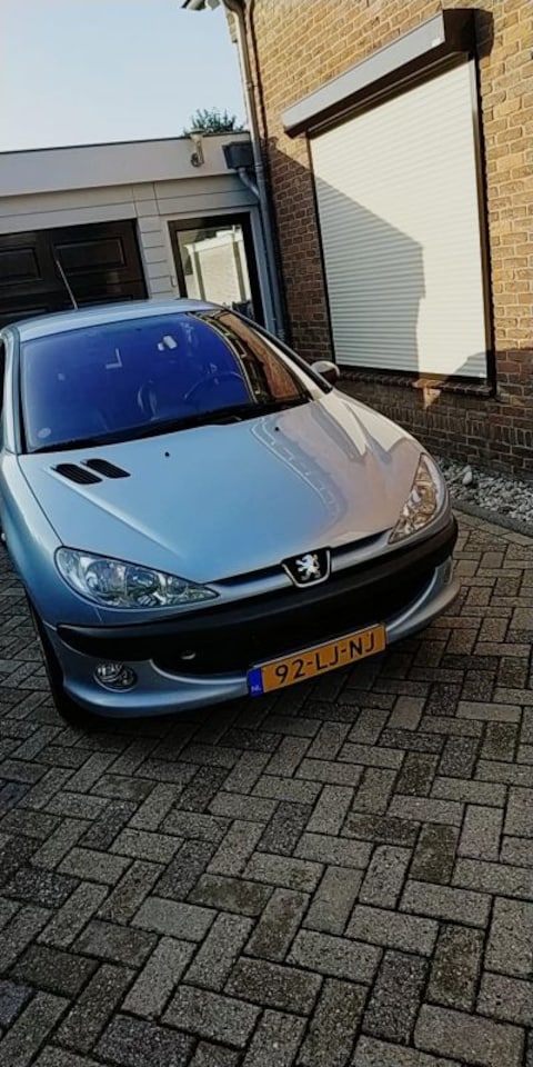 Peugeot 206 Gentry 1.6-16V (2003)