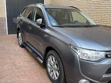 Mitsubishi Outlander PHEV Business Edition (2013)