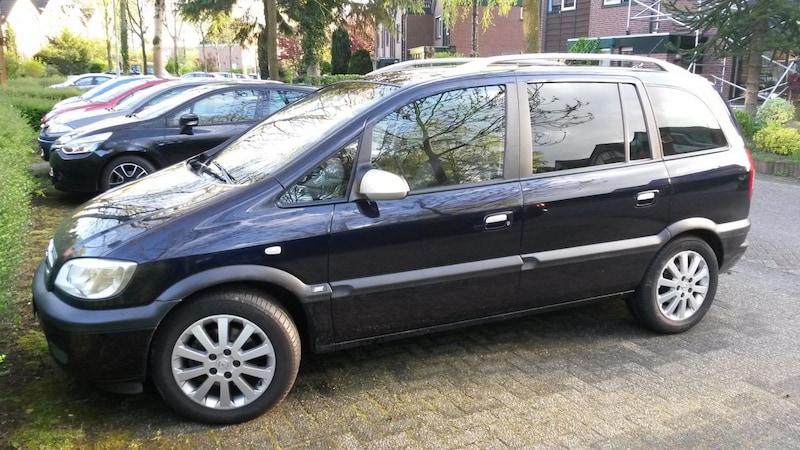 Opel Zafira 2.2 DTi-16V Design Edition (2003)
