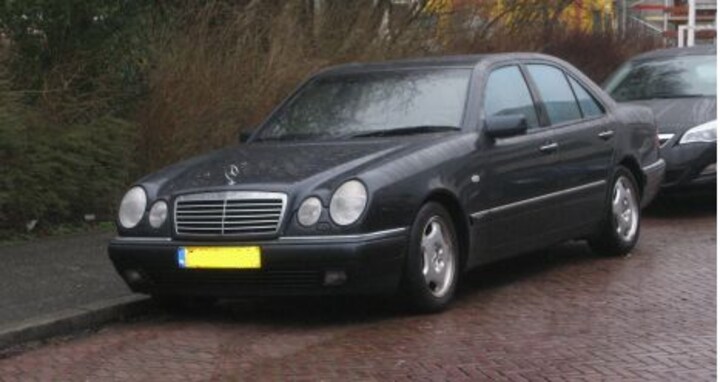Mercedes-Benz E 240 Avantgarde (1997)