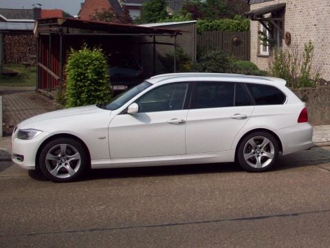 BMW 318d Touring (2011)