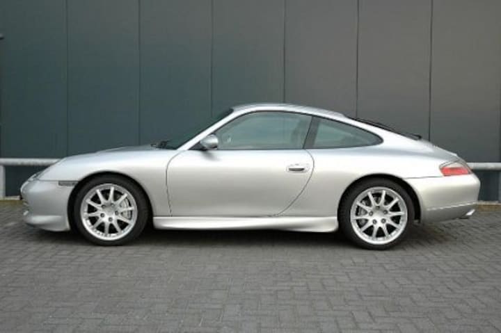Porsche 911 Carrera 4 Coupé (2001)