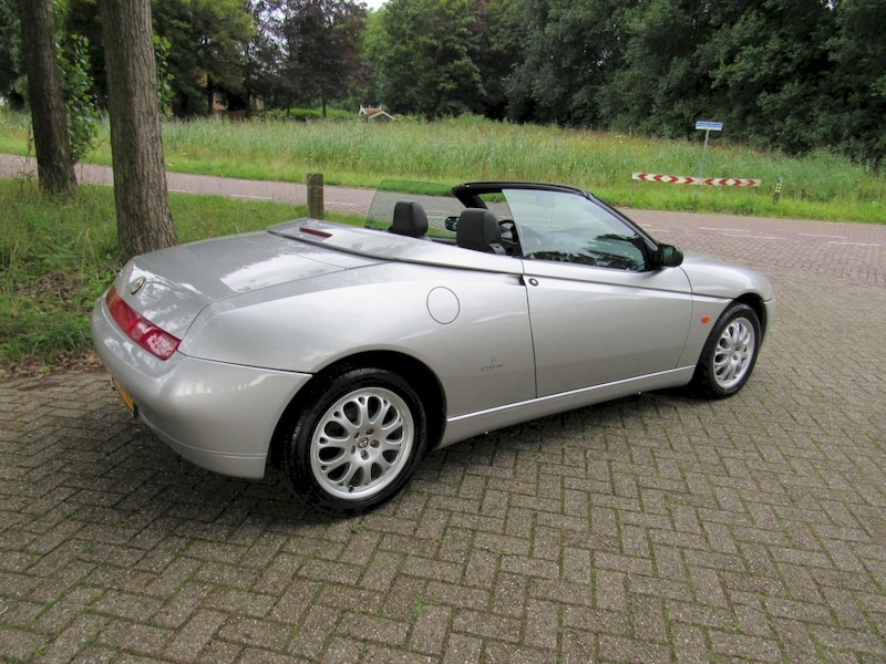 Alfa Romeo Spider 2.0 T.Spark 16V L (2001)