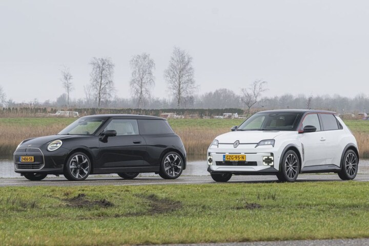 Dubbeltest met video: Renault 5 vs. Mini Cooper E - AutoWeek