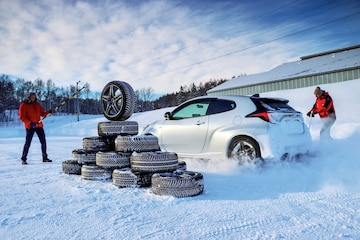 Sportieve winterbanden 225/40R18 openingsbeeld