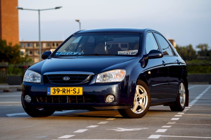 Kia Cerato 2.0 CVVT EX (2005)