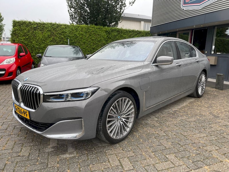 BMW 745e (2019)