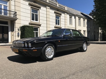 Daimler V8 LWB 4.0 (2000)