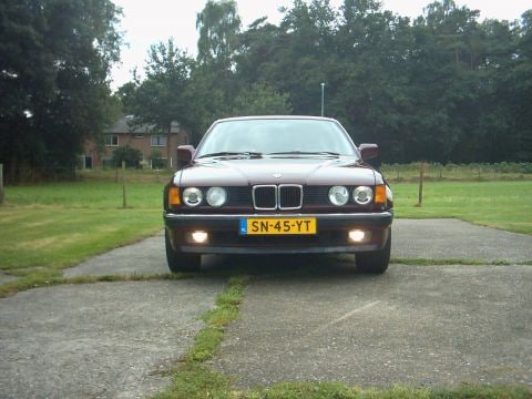 BMW 730i (1987)