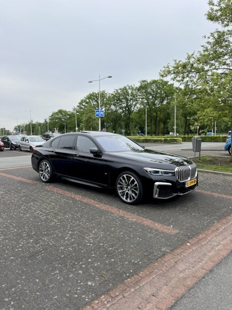 BMW 745e (2019)