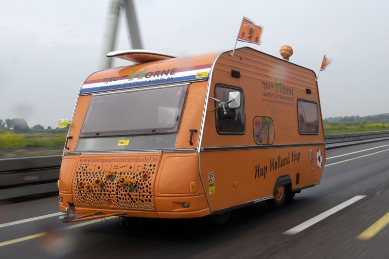 Oranje caravanstoet doet Eindhoven aan - AutoWeek