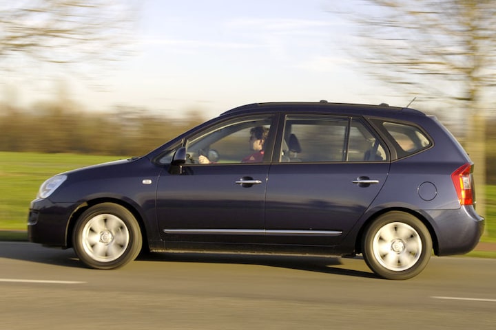 Купить б/у Kia Carens II (UN) 2.0 AT (145 л.с.) бензин автомат в Москве: голубой