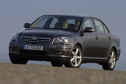 Toyota Avensis 1.8 16v VVT-i Luna (2007)