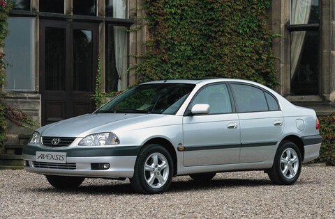 Toyota Avensis 1.8 16v VVT-i Linea Luna (2002)