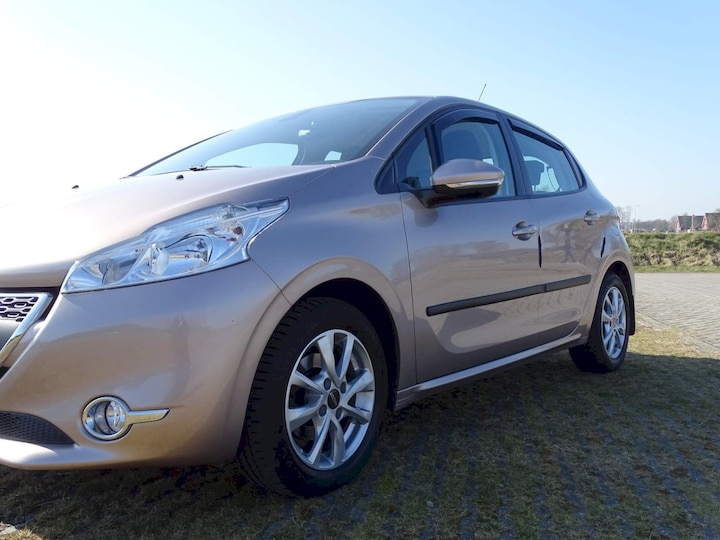 Peugeot 208 Envy 1.2 PureTech 82 (2014)