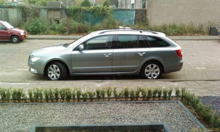 Skoda Superb Combi 1.6 TDI Greenline Comfort Bus. (2011)