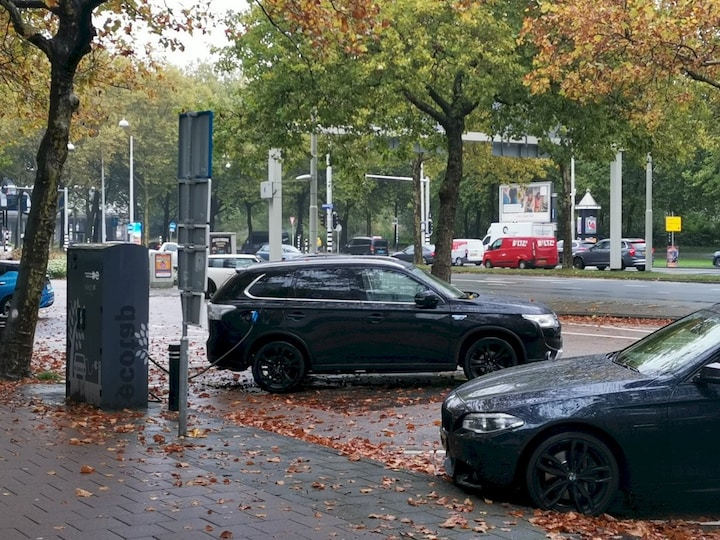 Mitsubishi Outlander PHEV Executive Edition (2015)
