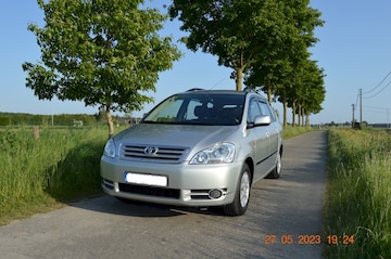 Toyota Avensis Verso 2.0 16v VVT-i Linea Luna (2003)