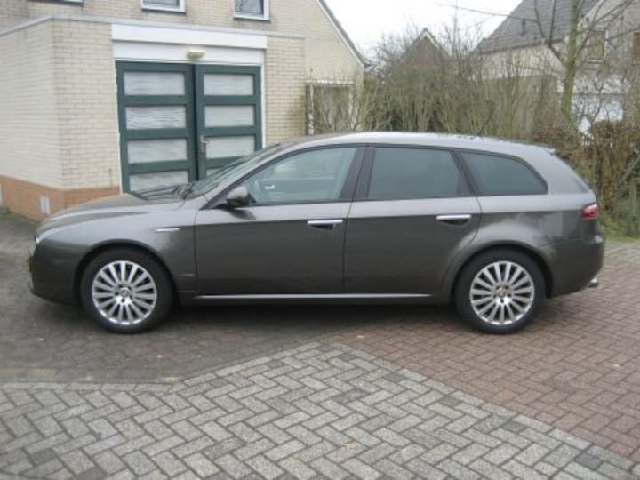 Alfa Romeo 159 Sportwagon 1.9 JTS Distinctive (2006)