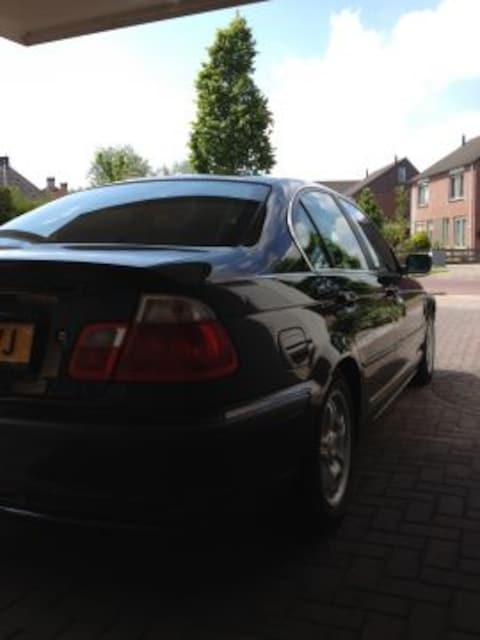 BMW 320i Executive (2000)